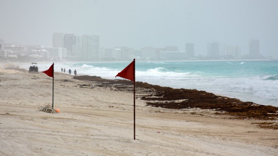 Polvo del Sahara podría provocar desagradable efecto en el mar turquesa de Cancún Polvo del Sahara podría provocar desagradable efecto en el mar turquesa de Cancún