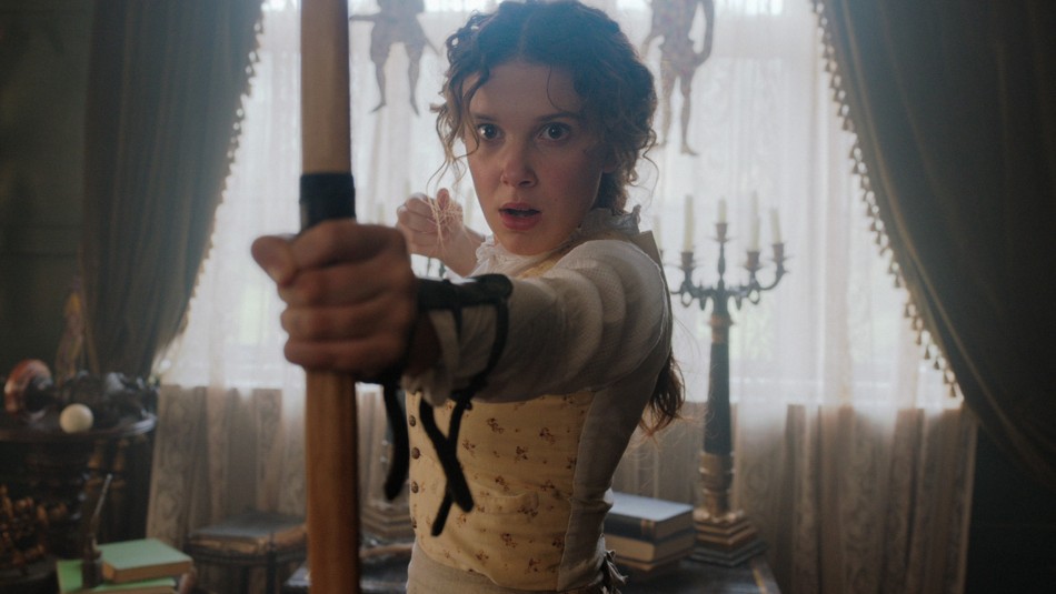 Millie Bobby Brown como Enola Holmes Netflix libera primeras imágenes de Millie Bobby Brown como Enola Holmes