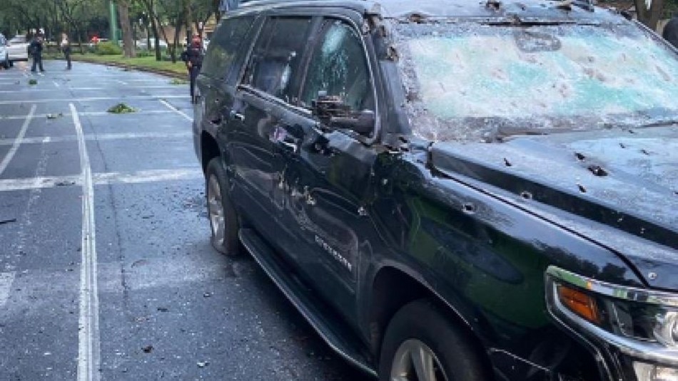 Así quedó el auto del secretario de seguridad mexicano tras impactante baleo en atentado Así quedó el auto del secretario de seguridad mexicano tras impactante baleo en atentado