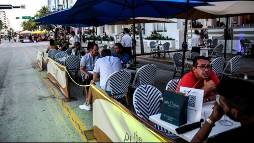 Florida prohíbe consumo de alcohol en bares por récord de nuevos contagios