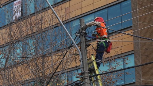Enel activó 'plan preventivo' por la lluvia que caerá en la Región Metropolitana