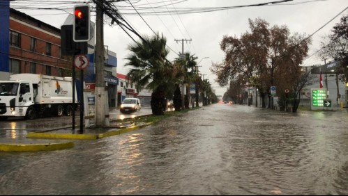 Los videos de las precipitaciones que se registran en Santiago y otras regiones del país