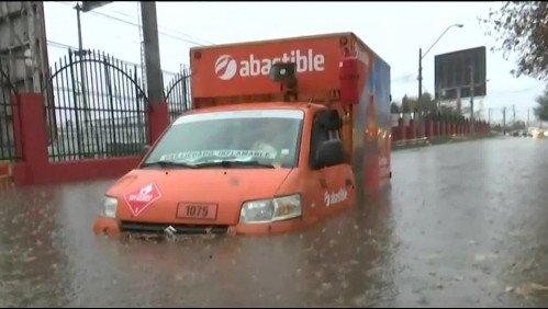 Estragos de la lluvia: Rescatan a conductores de camión y taxi inundados en Maipú