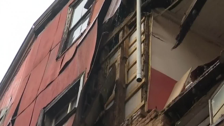 Muro de vivienda se derrumba debido a las lluvias en Valparaíso Muro de vivienda se derrumba debido a las lluvias en Valparaíso