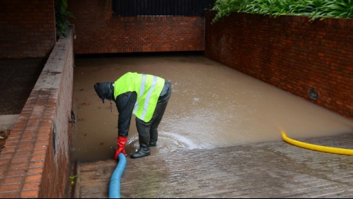 Inundaciones dejan 14 autos atrapados en estacionamiento de un edificio