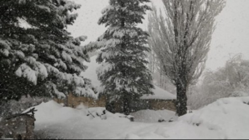 Nieve en Cajón del Maipo: Vecinos compartieron imágenes del fenómeno meteorológico