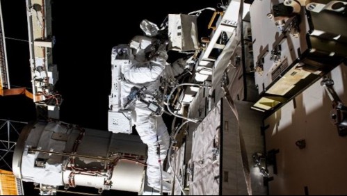 NASA muestra en video la caminata de astronautas para cambiar unas baterías de la Estación Espacial Internacional