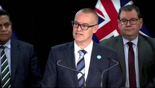 Renuncia ministro de Nueva Zelanda que no respetó cuarentena para ir a la playa