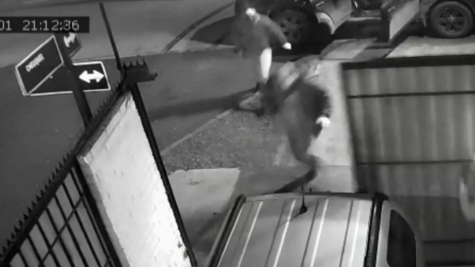 Video muestra asalto de banda que se hizo pasar por Carabineros para engañar a una familia Video muestra asalto de banda que se hizo pasar por Carabineros para engañar a una familia