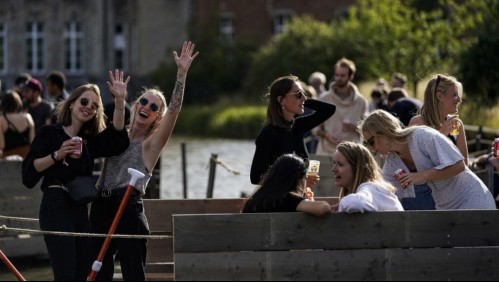 En balsas y respetando el distanciamiento: Realizan festival de música electrónica en plena pandemia