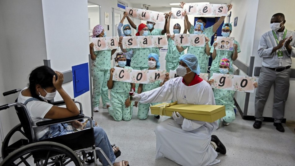 Conmovedora propuesta de matrimonio a mujer embarazada que superó el coronavirus en Colombia Conmovedora propuesta de matrimonio a mujer embarazada que superó el coronavirus en Colombia