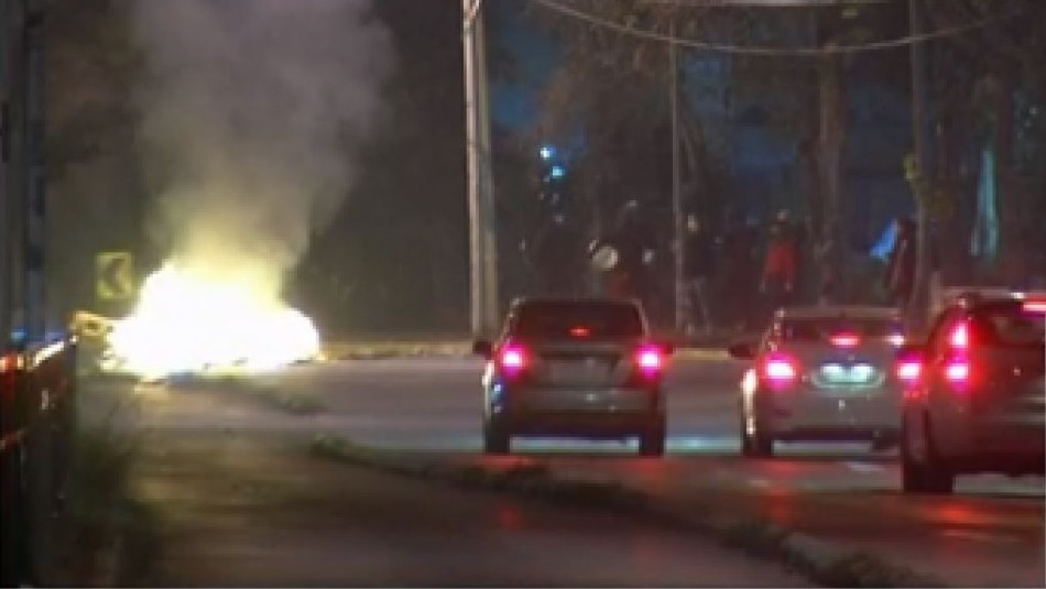 Jornada de incidentes Barricadas y enfrentamientos con carabineros en jornada de incidentes en Santiago y regiones