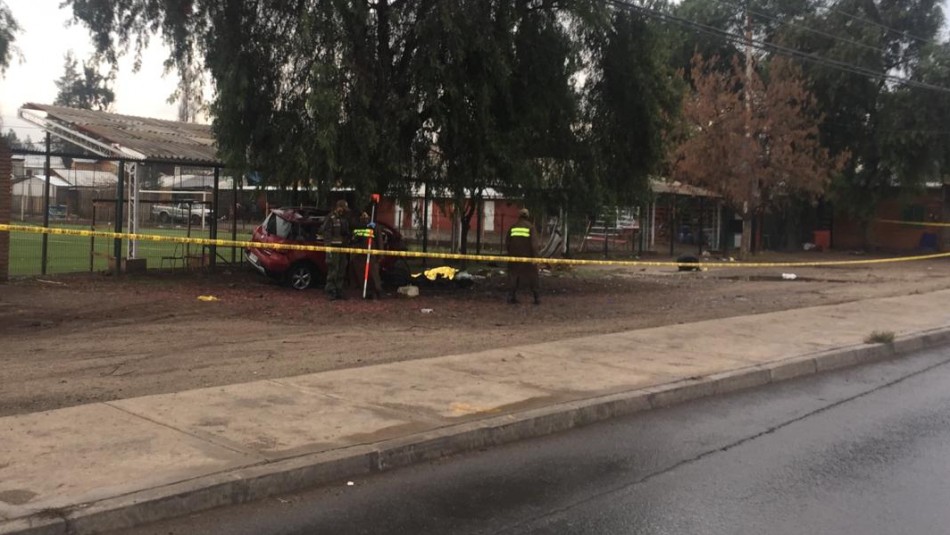 Accidente de tránsito deja tres fallecidos en Colina Tres personas murieron tras choque de automóvil contra un árbol en la capital
