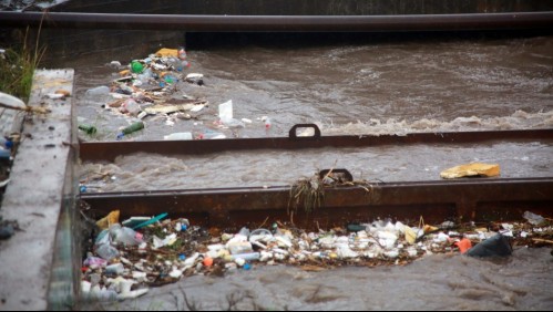 Canal Santa Marta en Maipú a punto de desbordarse por intensas lluvias en la capital