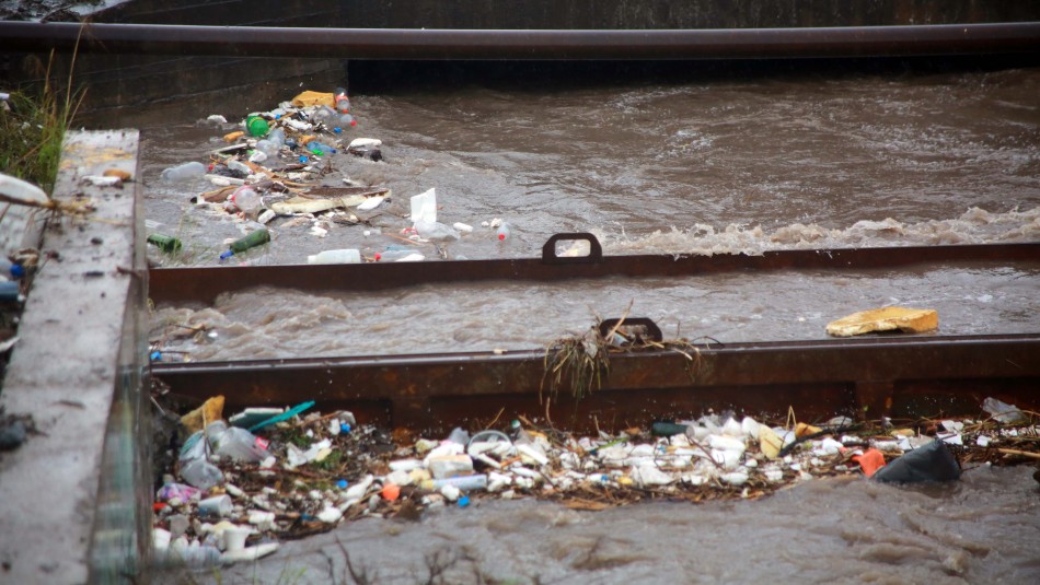 Canal Santa Marta en Maipú Canal Santa Marta en Maipú a punto de desbordarse por intensas lluvias en la capital