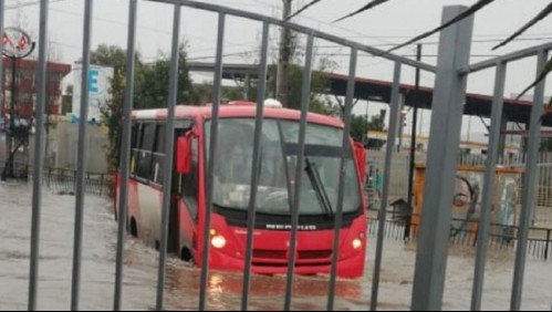 Reportan inundación en sector de Recoleta cercano a estación Vespucio Norte del Metro