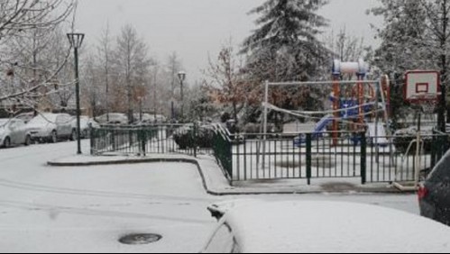 Usuarios de redes sociales reportan nevazón en Santiago y regiones