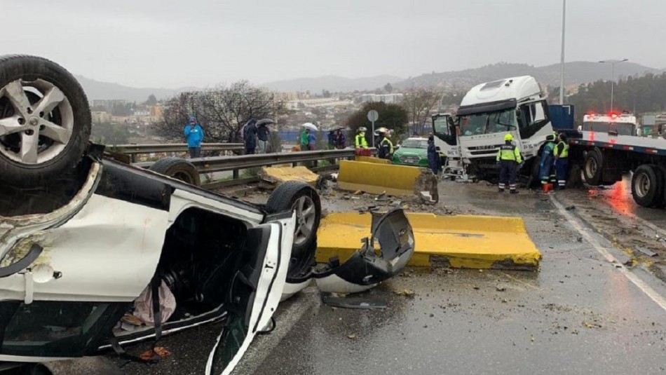Accidente de tránsito en Camino Internacional de Viña del Mar Video muestra choque de un camión contra un automóvil en Camino Internacional de Viña del Mar
