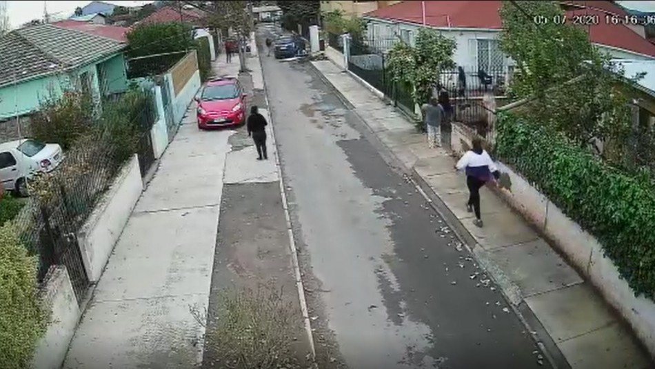 Video muestra violento portonazo en Recoleta: Derriban muro para robar auto desde el interior de una casa Video muestra violento portonazo en Recoleta: Derriban muro para robar auto desde el interior de una casa