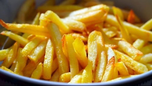 Mujer muere al intentar cocinar papas fritas: Se equivocó de aceite y se envenenó