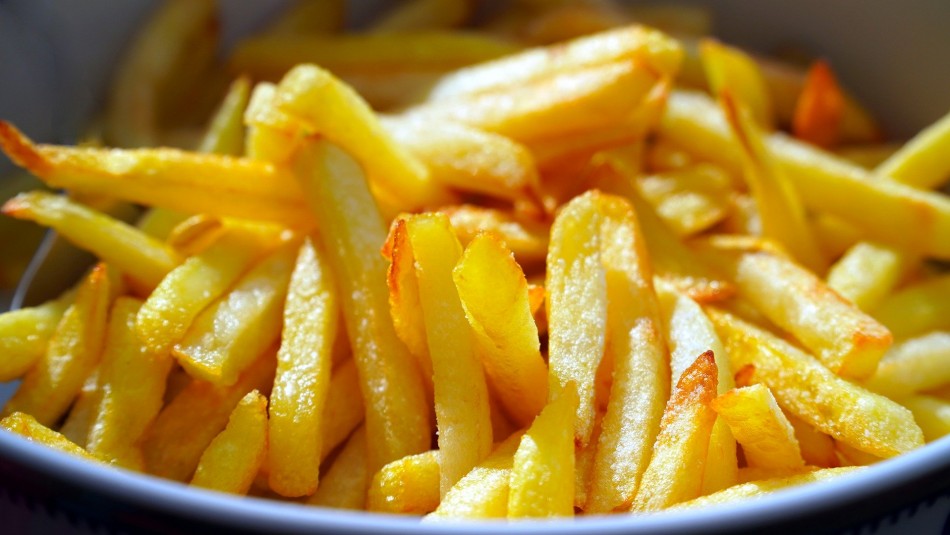 Mujer muere al intentar cocinar papas fritas: Se equivocó de aceite y se envenenó Mujer muere al intentar cocinar papas fritas: Se equivocó de aceite y se envenenó