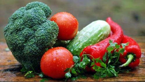 Lavar envoltorios y dejar bajo el agua: La forma correcta de sanitizar frutas y verduras