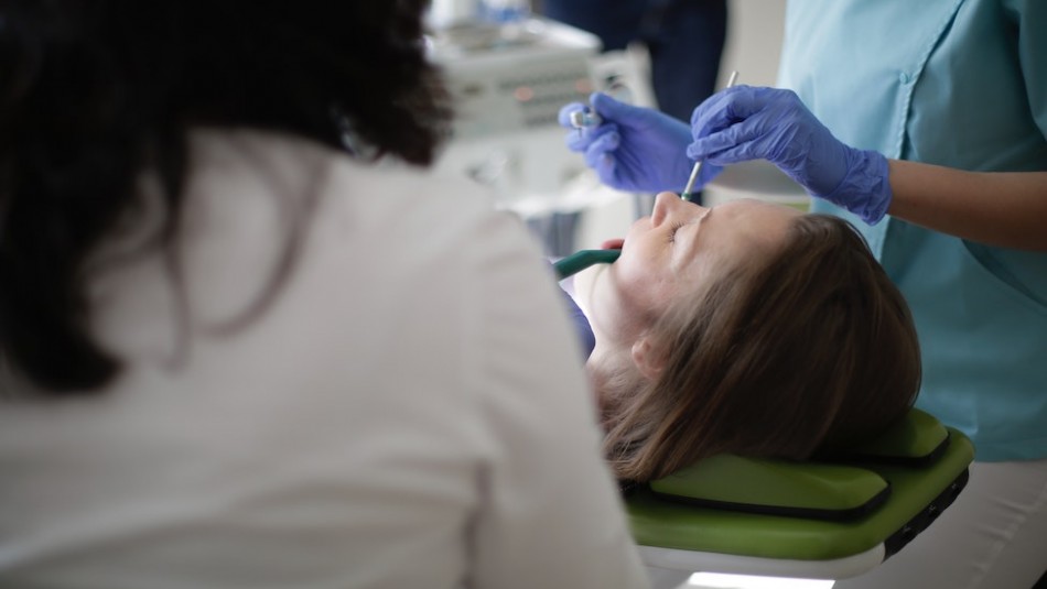¿Cuál es el punto débil en los dientes que produce la caries? ¿Cuál es el punto débil en los dientes que produce la caries?