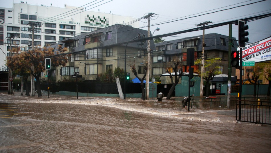Imagen referencial de archivo Activan plan preventivo por eventuales cortes de luz ante pronóstico de lluvia en Santiago