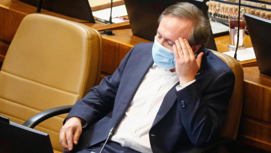 Discusión proyecto fondos AFP: Diputado Moreira se desmaya en pasillos del Congreso Discusión proyecto fondos AFP: Diputado Moreira se desmaya en pasillos del Congreso
