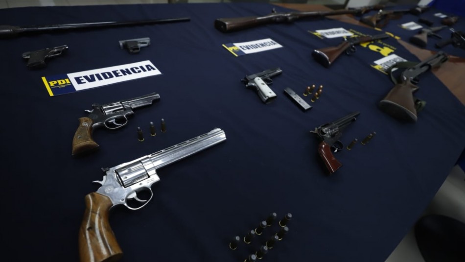 PDI incauta 50 armas de negocio ilícito en Santiago: Se incluye un fusil de guerra y ballesta PDI incauta 50 armas de negocio ilícito en Santiago: Se incluye un fusil de guerra y ballesta