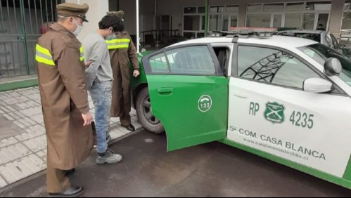 Sujeto intenta robar banco con vaina de sable de una estatua