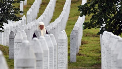 Musulmanes de Bosnia lloran a sus muertos 25 años después de la masacre de Srebrenica