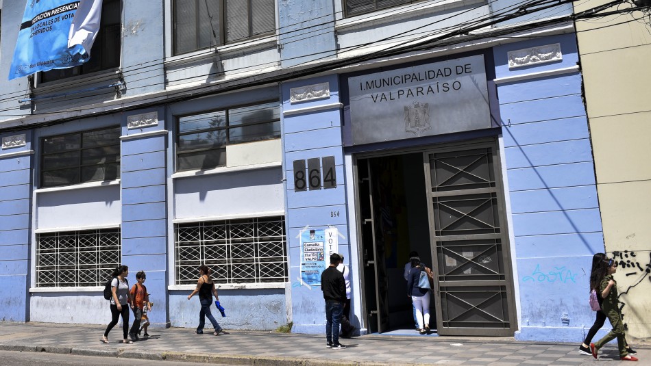 Municipalidad de Valparaíso Denuncian presunta fiesta con alcohol y en cuarentena en dependencias de la municipalidad de Valparaíso