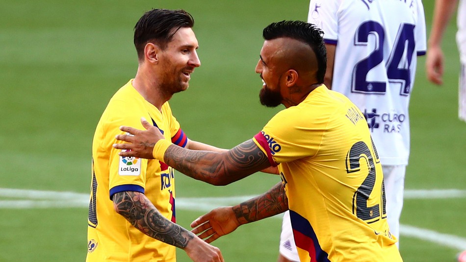 Vidal celebra con Messi. Un zapatazo: Arturo Vidal anota en triunfo parcial del Barcelona