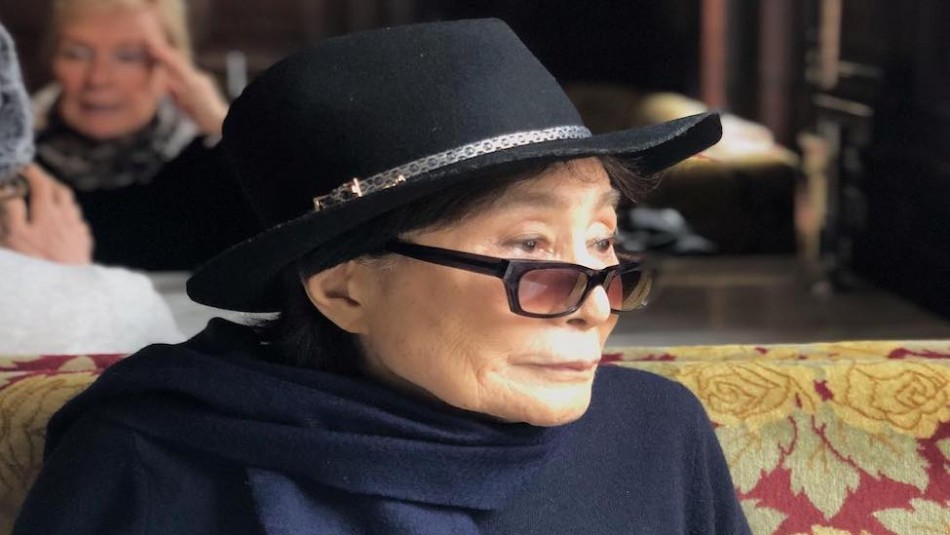 Yoko Ono quedó en silla de ruedas y con ayuda las 24 horas del día Yoko Ono quedó en silla de ruedas y con ayuda las 24 horas del día