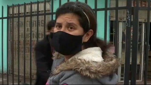 'Estoy sola con ellos': La historia de la mujer que sale a vender parches curitas junto a sus hijos