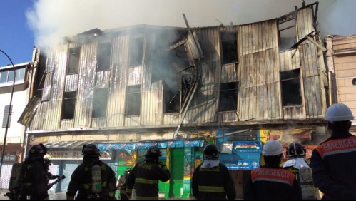 Gran incendio afecta a locales comerciales en Valparaíso