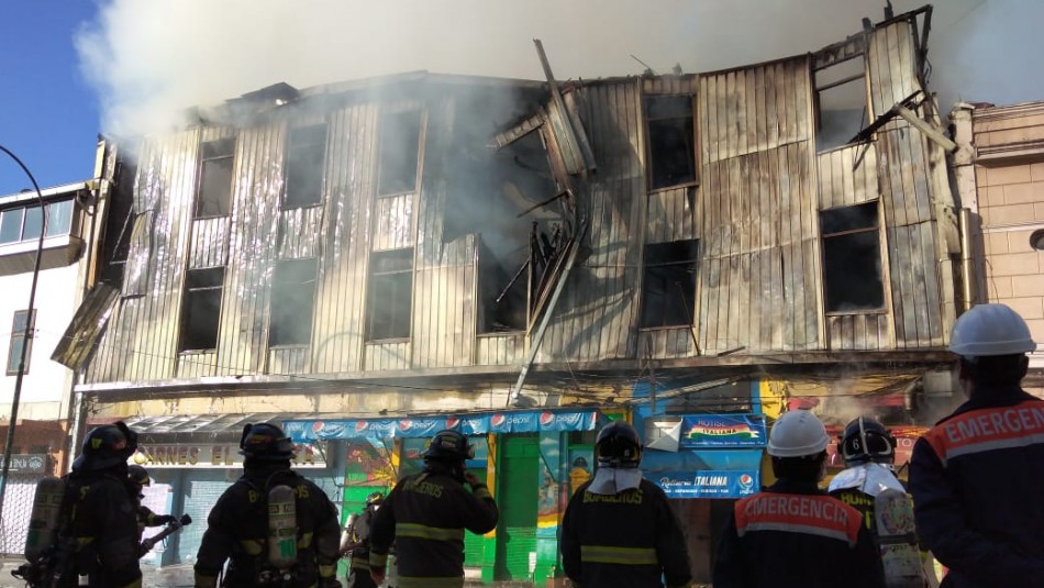 Gran incendio afecta a locales comerciales en Valparaíso Gran incendio afecta a locales comerciales en Valparaíso