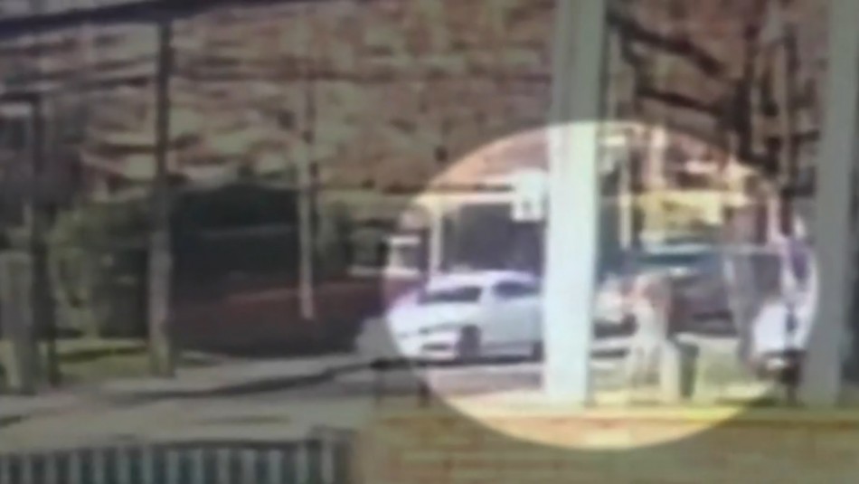 Video muestra cómo un hombre frustra asalto a balazos en Vitacura Video muestra cómo un hombre frustra asalto a balazos en Vitacura