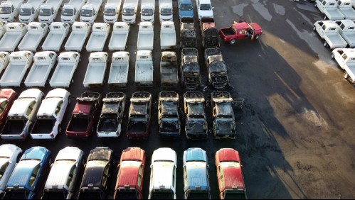 Fotos y video: Incendian 27 autos en concesionaria de Estación Central