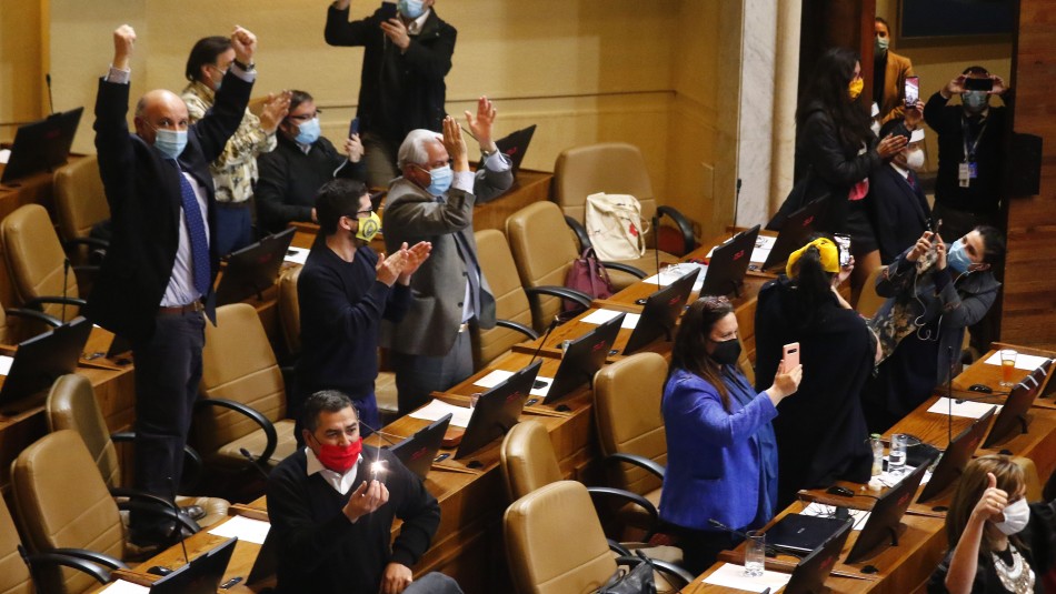 Aprobación 10% AFP: Diputados celebran cantando el himno nacional en el hemiciclo Aprobación 10% AFP: Diputados celebran cantando el himno nacional en el hemiciclo
