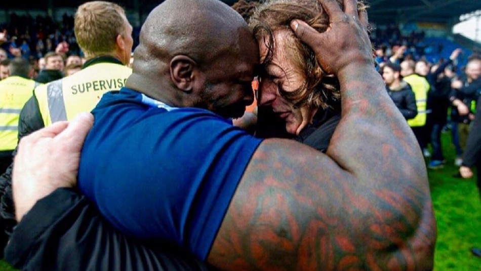Adebayo Akinfenwa Ariete Adebayo Akinfenwa, da que hablar en Inglaterra.