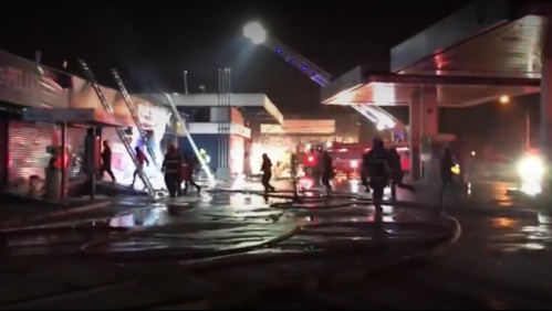 Se registran saqueos tras incendio que afectó a bodegas cercanas a un servicentro en Estación Central