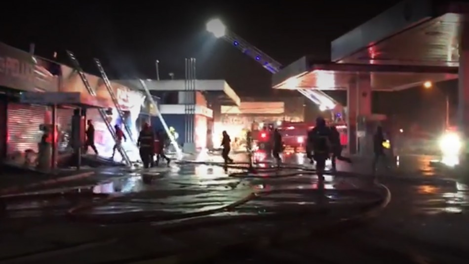 Incendio y saqueos en servicentro de Estación Central Se registran saqueos tras incendio que afectó a bodegas cercanas a un servicentro en Estación Central