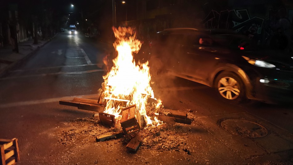Incidentes 61 detenidos y 13 saqueos a locales en violenta jornada de incidentes en Santiago y regiones
