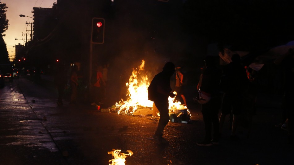 17 detenidos y un carabinero herido tras nueva noche de incidentes en Peñalolén 17 detenidos y un carabinero herido tras nueva noche de incidentes en Peñalolén