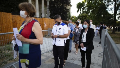 Francia obligará a usar mascarilla en lugares públicos cerrados a partir de próxima semana