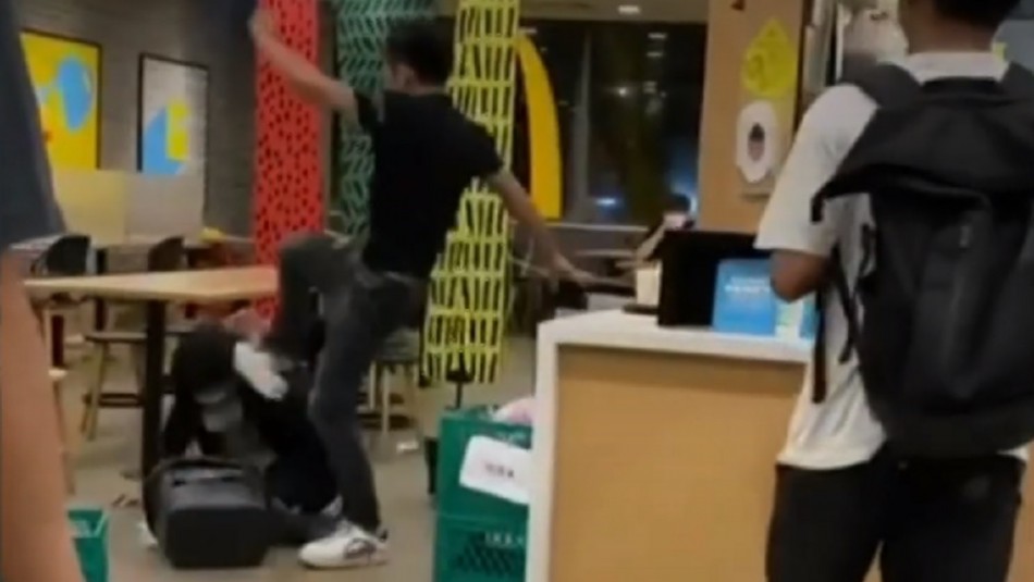 Agresión a trabajador en Hong Kong Cliente propina golpiza a trabajador que le pidió usar mascarilla en un restaurante en Hong Kong