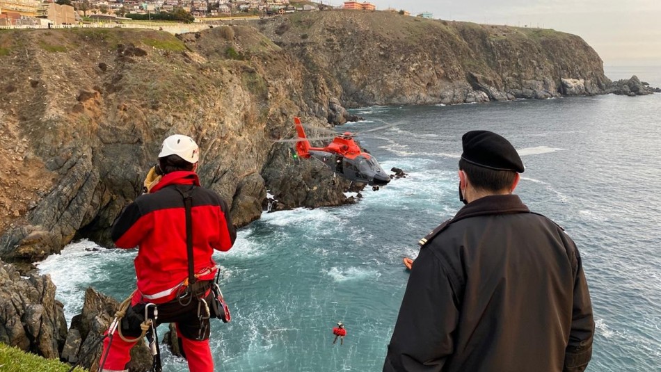 Rescate de joven en roqueríos de Valparaíso Menor de edad falleció tras caer en roqueríos del sector de Playa Ancha en Valparaíso