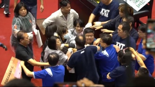 Feroz pelea: Gritos, bombas de aguas y golpes en el parlamento de Taiwán
